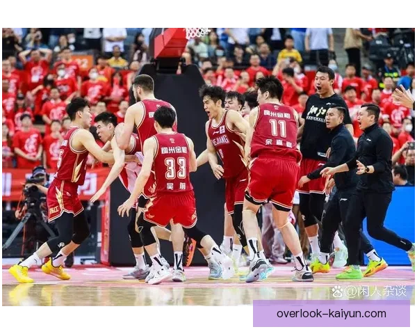 CBA季后赛激烈对决引球迷热议新星表现抢眼